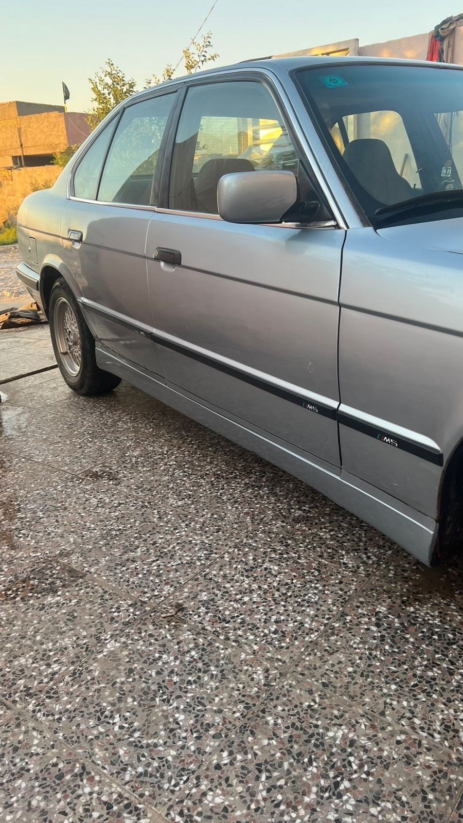 السلام عليكم BMW موديل 93 اصل سنويه بسمي رقم بابل الجديد محرك فانوس بيه بخار قليل كير جديد حداديه جديده بدون ضربه صبغ جماليه فتحه سقف مكان سياره حله مركز *********** السعر 60 $ بيه مجال