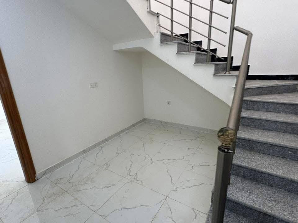 دار للايجار #مجمع الاميرات 2
مساحة 250 متر مربع رابع
الايجار 450 
3 غرف +صالة +استقبال + مطبخ +صحيات +گراج 
للاستفسار الاتصال واتساب:
***********
