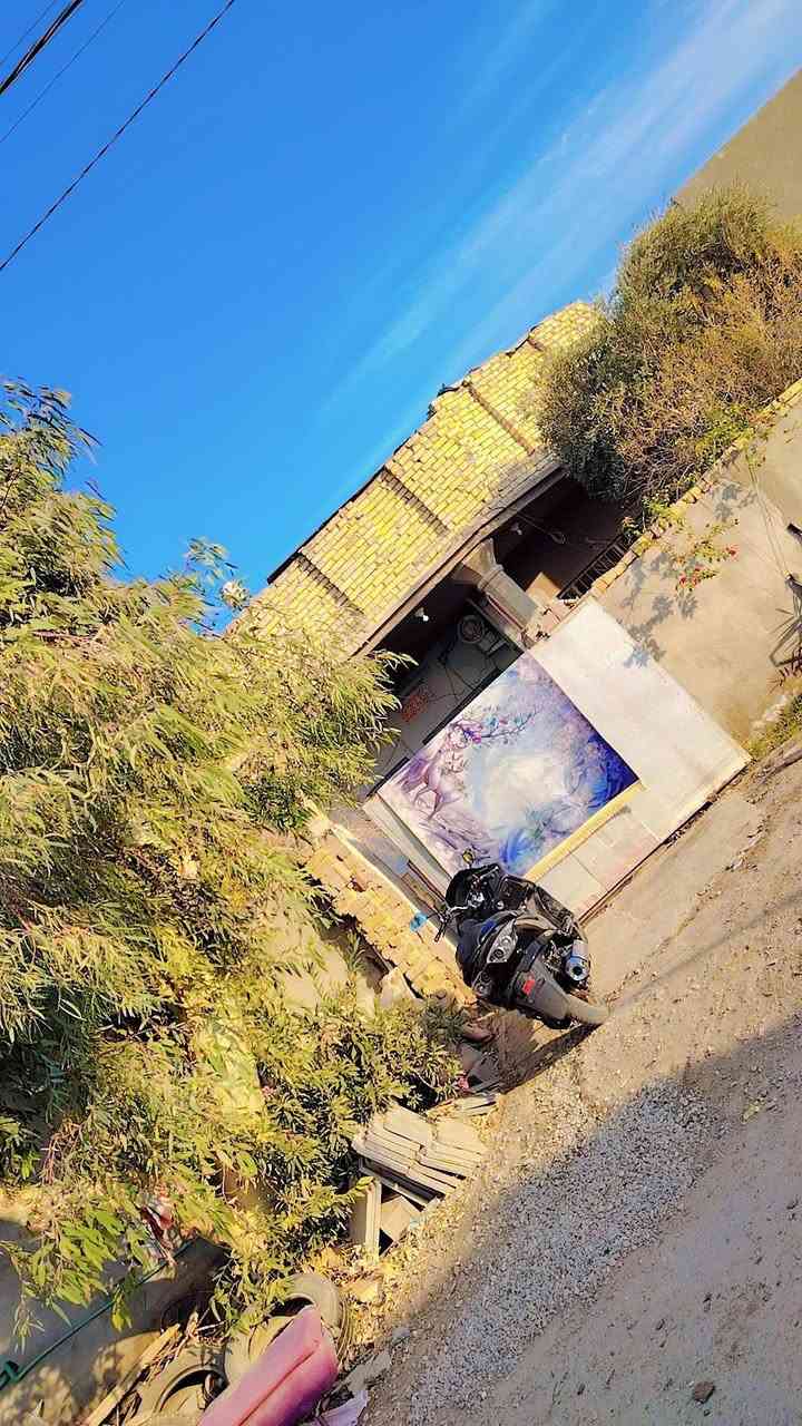 دار للبيع. او مراوس ابيت عله طريح الاحرار المزاك منطقه اشبيليه المساحه الكليه 1250متر تحتوي على دار مساحه160متر يتكون من استقبال +مطبخ خارجي +هول +3غرف. تبليط ابضهر البيت وكدامه. بناء طابوق صب مسلح مع قطعه ابضهر البيت مساحته 400متوفره كل الخدمات بي السعر 85 للستفسار اكثر ***********
