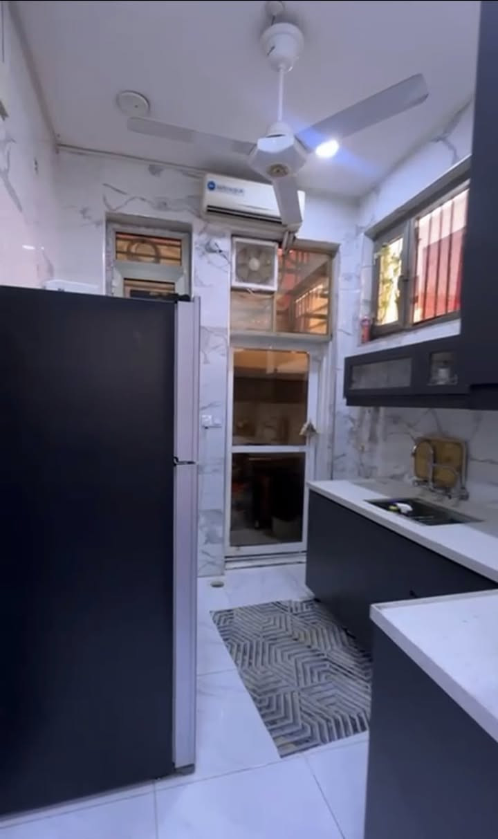 ً
دار للبيع طابو سكني مساحة 75متر ركن واجهة 7/5متر  
يقع في بغداد سبع ابكار ( محله 340 ) يحتوي على طرمة. وصالة. وحولي. ومطبخ وغرفة نوم وخدمات طابق اول غرفتين نوم وحمام غربي. طابق ثاني بيتونة وسطح  شارع عرظه 8متر خدمات فووول تبليط
للاستفسار : ***********
