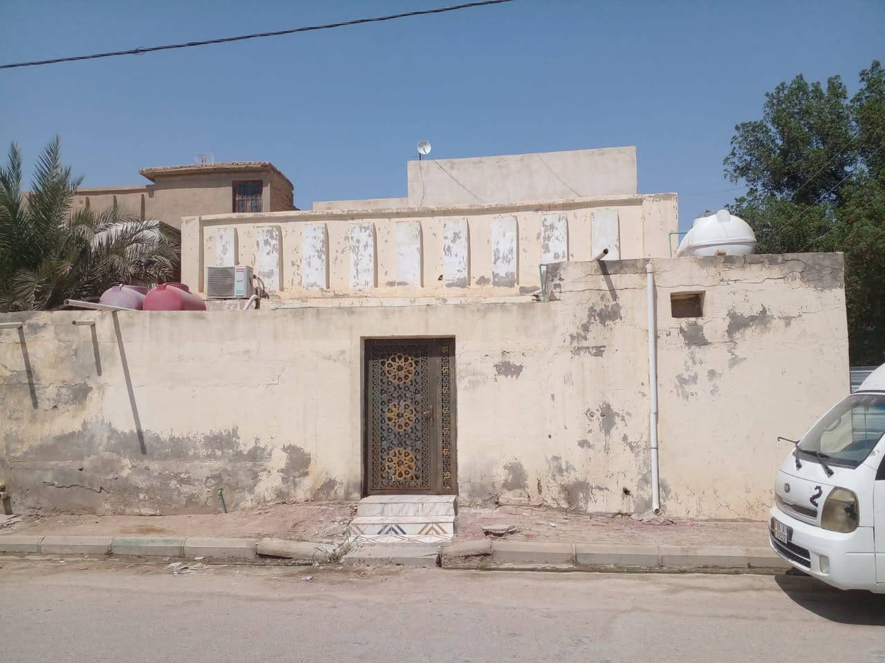 إعلان 📢 
للبيع بيت في حي الصدر طابو صرف قرب جامع الرحمن
مساحة 229 متر (ركن) مع فضله بصف البيت 170 م
التفاصيل:
الطابق الأول ( غرفتين براني صالة مخزن مطبخ مسبح وصحيات) صب كونكريت بناء التسعينات 
الطابق الثاني ( غرفتين وصالة) عكاده بناء سنة 2022
السعر 💵 185 وقابل للتفاوض 
للاستفسار ☎️ *********** واتساب 📞 
مكتب التيسير للعقارات ام العصافير مقابل جامع الزهراء
