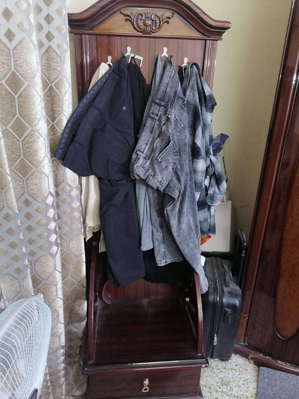 السلام عليكم  غرفه اخشاب مستخدمه رقم *********** الناصريه الحبيليه
