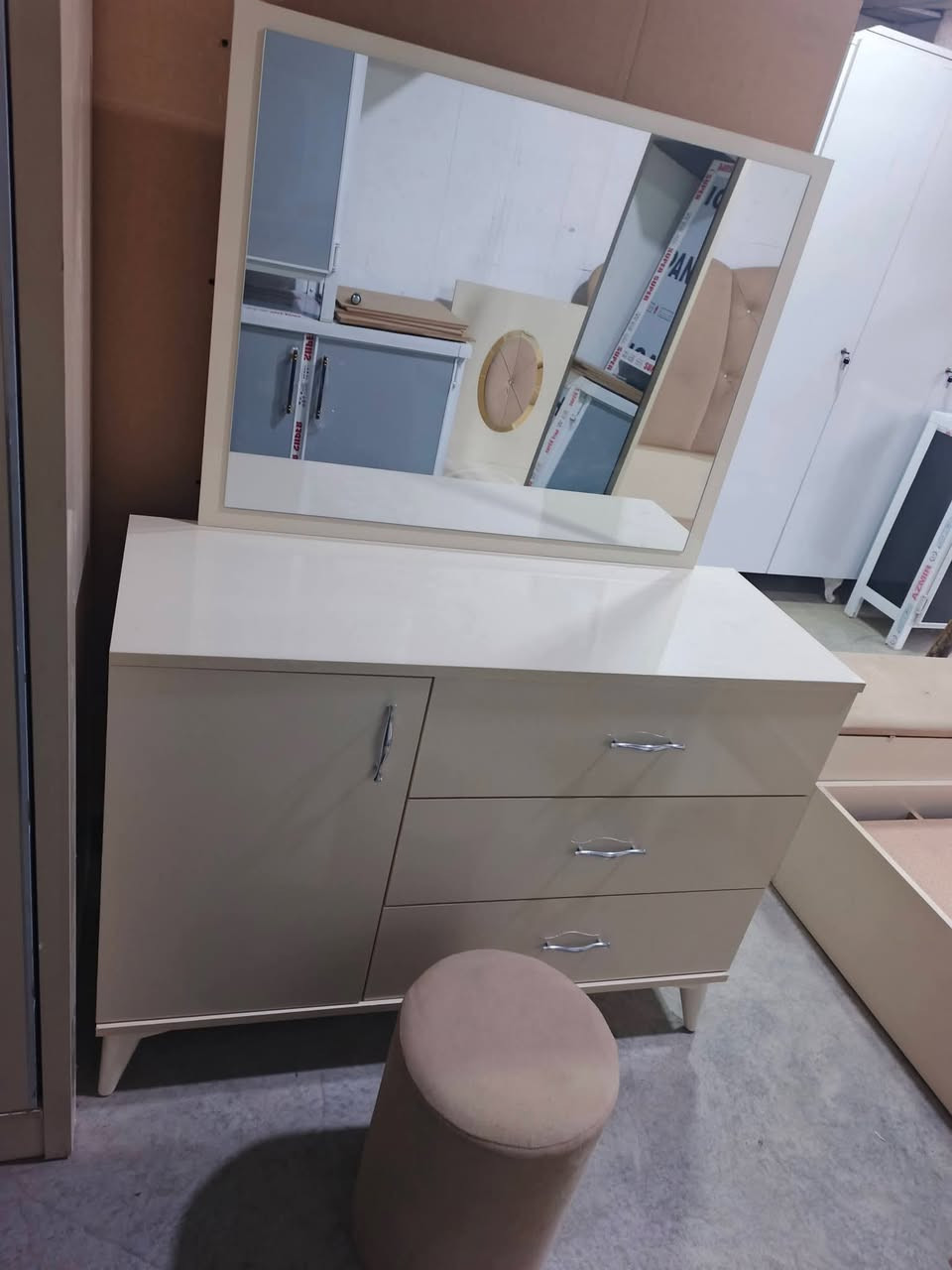 غرف نوم للبيع جوزي 300,,ابيض 375,,اشتري جميع المواد المنزليه اي شي عندك تعال خاص واتاساب فايبر عل خط  الاسيا ***********,,***********
