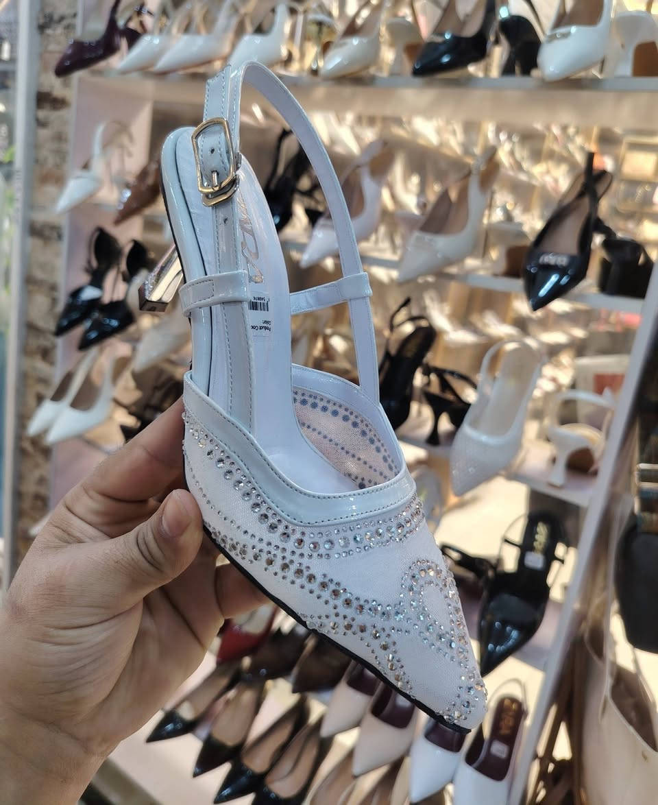 حذاء زارة كوالتي جدا راقي ارتفاع 7سم
قياسات من 37الى 40
عنوان المحل ديالى المقدادية حي المعلمين شارع المخضر مجمع العزاوي مقابل أزياء
واتساب ***********
