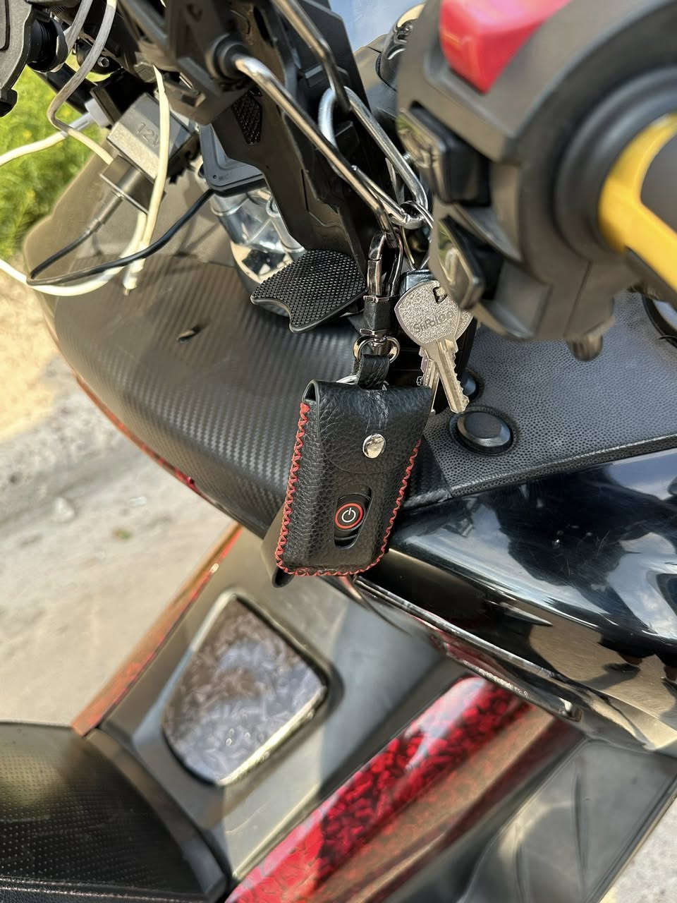 السلام عليكم 

فورزة 0.10 كفالة الدراجة مكينة وكير وكلشي 

4 تحويلات 7 كير 
بيهة غراض تزويد هواية 
1مصدات هوائية 
2مري عكرب اصلية مضلله 
3سماعات امبثري صوتهن حلو 
4قاعدة موبايل اصلية 
5صالنصة موراك اصلية من الخارج بيهة 
6عنابير بريكات سلفر ونج حجم كبير 
7 نيكل للمكينة 
8قاعدة كلاصات اصلية 
9جنطة سفر مرتبة كلش 
10تجوات الراكب الخلفي نيكل 
11الدراجة abs بريك بالمكان شحطة ميشحط التاير 
12اربع منافذ شحن يوسبي 
منضومة زنون نهار الشارع كدامك يصير 

الدراجة ماشية 68 الف بصمتين جاهزات وحتى باتريهن مبدل جديد 
وادامة كاملة للدراجة قبل السفر بيهة 
ترايك ما اكلك وين حط بانزين واطلع وين متريد  
اكلفلك سرقة وعشاير بيهة شوية ملاحضات بالكفر وممبينات كلش الدراجة كلة محسن ودهن امزويل وادامة وكت بوكتة يعني تاخذ جاهز تايرات بالجيس تركب وتطلع استادي ما اتعبك 
الدراجة معروضة ب16 وبيهة مجال للشراي 
***********
بالعيد رحت للشمال وجيت دهن ما جيكت ولا فتحت شي بيهة تروح وتجي مغمض  الله يكتبهة لصاحب النصيب 🤍
