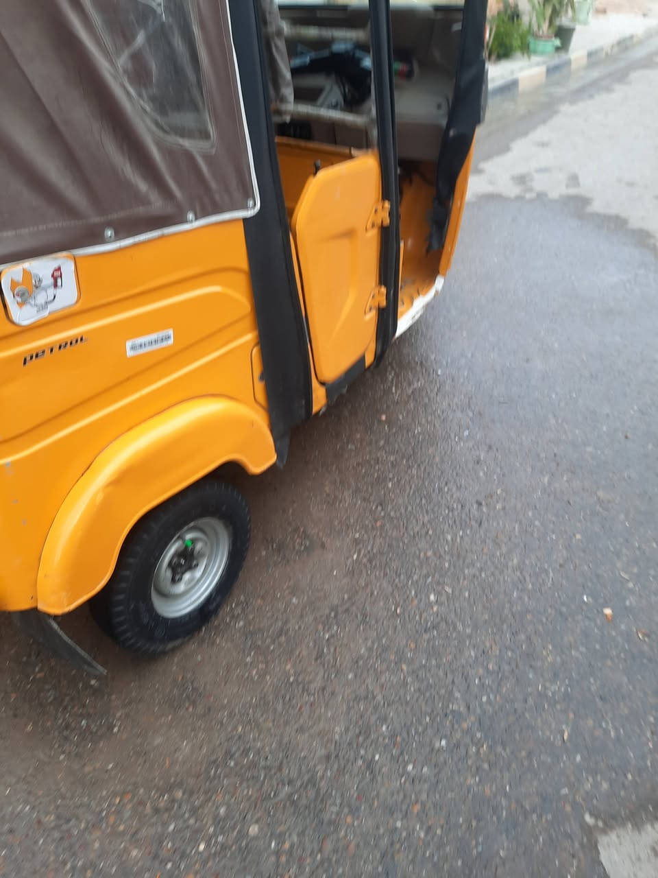 السلام عليكم تكتك للبيع موديل 2022شهر 10تكتك نضيفة خير من الله تكتك بلادية السعر 8 وتلثمية  وبيها مجال الطيب رقم بسمي  عنوان بغداد الهاتف ***********
