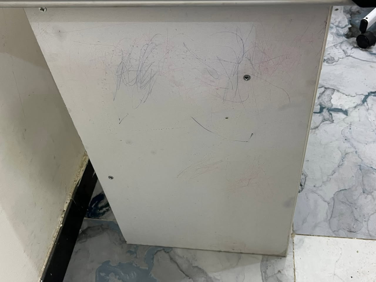 حجلة عكازة ب15 وميز مكتبي مابي اي ضرر فقط شخابيط من جانبين ب50 عنوان الشعب


**إذا كنت صاحب هذا الإعلان وتريد حذفه لأي سبب، رجاءا أرسل رسالة إلى الدعم الفني**