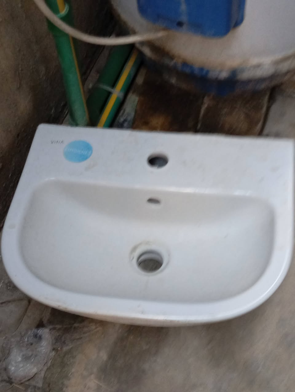 السلام عليكم عندي
مغسله كبيره عدد 2 ومغسله صغيرة 1 وباب خشب داخليه مع الأيطار  للبيع للاستفسار الإتصال على الرقم ***********
