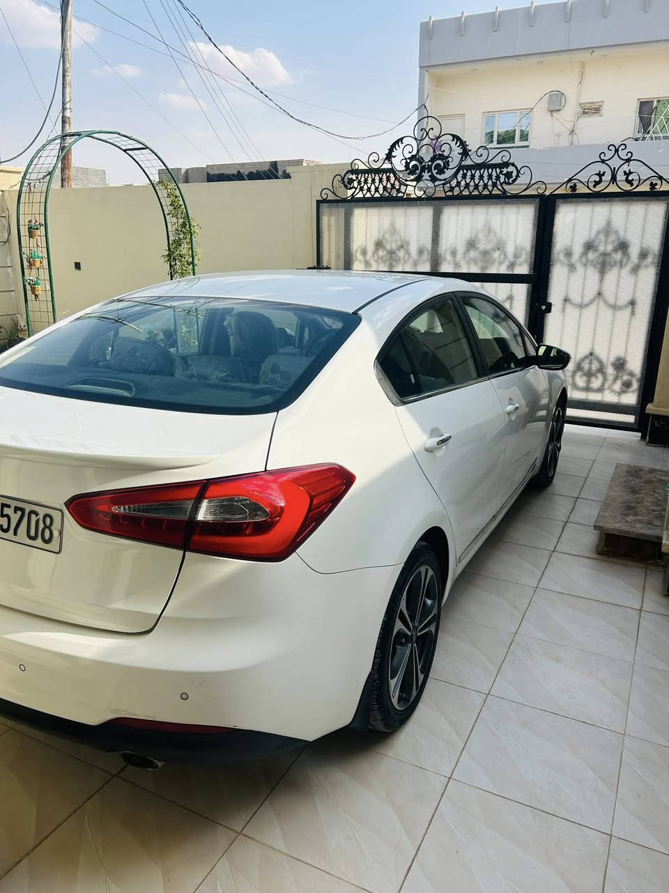 كيا سيراتو موديل 2014 مكفوله كفاله عامه
محرك دوش 1600 DOHC گير ومكينه مكفولات برغي ما مفته
فول مواصفات 
اشاير ترحيب /رادارات امامي وخلفي خلفي وجانبي / كامرا خلفيه شركه /فتحة سقف سلايد /لد امامي نهاري حاجب بروجكترات اماميه/ بگ لايت لد شمعه/ فول تحكمات ستيرن جهتين/ گير اوتوماتيك وعادي وشفتات تحكم بالگير على الستيرن/ حساسات امامي خلفي/ اشاير بالمري مرايات اوتو شفط/ تبريد مركزي قطعتين/ 3 انظمة قياده بالستيرن نورمال وكومفورت وسبورت/ 5 ويل كپ بريك 4 دسكات/ كشن السايق مساج / ..مواصفات خاصه ايرانيه 
تخم تايرات جديد ممتازه تبريد  الشركه البلاديه وياها ...
رقم اربيل دولي الجديد هزه جديده سنويه جديده الى 2029 تحويل او وكاله 

السعر 128$ 
العنوان : تكريت 
رقم الهاتف : ***********
