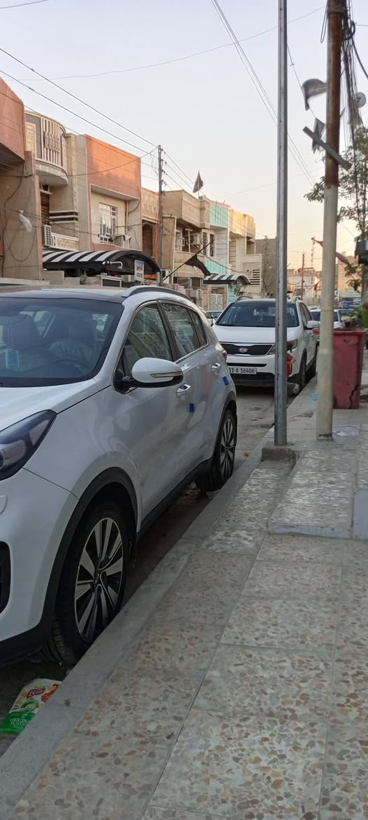 السلام عليكم
سبورتج موديل 17✅🔥
مواصفات فول عدا البصمه 
وارد خليجي 
مواصفات  بنيرامه طكتيت 
ابواب ترحيب  
كشنات جلد وكهرباء 
محرك 2000 دوش شرط ممفتوح 
5 راكب 
تبريد ثلاجه 🥶 
كاميرا خلفيه خلفيه 
مري شفط كهرباء 
وبعد بيه هواي مواصفات 

السياره كفاله عامه ماعد مكانين بارد فقط 
محرك وكير كفاله 
رقم بغداد الإنكليزي 
سنويه جديد  شرط التحويل 

-------------------------------- 
العنوان بغداد الشعب 
السعر 185 وبيه مجال 
*********** 
***********
