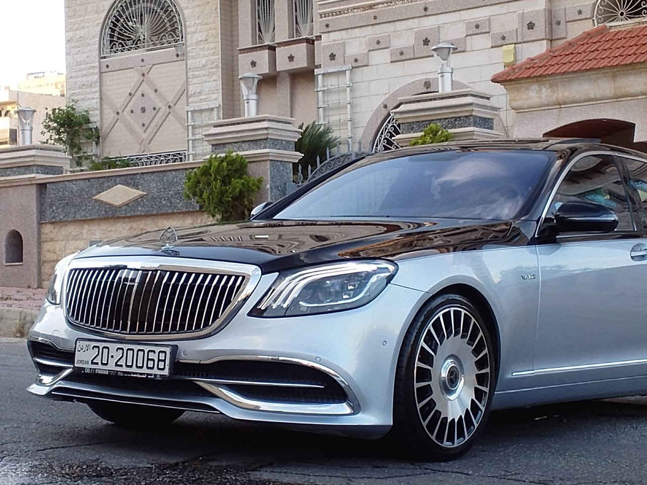 ماشاءالله لا قوة الا بالله 
محول body kit كامل ب مركز كوبرا 
فحص كامل بسعر ممتاز 23500 ترخيص سنه
ترخيص واطي 400د
فحص كمبيوتر ولا code 
المواصفات :
محرك 5500cc V8
Gear steak
لون سيلفر (ميتالك + اسود) مميز 
حساسات 360
نقاط عمياء 
اضاءات نهاريه LED
عدسات LED متحركه مع الطاره 
انارات ترحيبيه
سقف بانوراما كريستال منفصل 
تحكم ب جميع البرادي والزجاج الخلفي من الراكب الخلفي
مقطوره خلفيه VIP
زجاج AUTO تحكم ل جميع الركاب 
كراسي الصف الخلفي متحركه 
تحديد مسرب 
مثبت سرعه 
Drive mode
عدادات متعددة الاشكال 
مري تحكم كهربائي بالكامل 
اضاءات خلفيه LED رمش 
نظام تعليق هوائي 
رادار امامي خلفي 
حساسات امامي وخلفي
مساعد اصطفاف 
مساعد قياده 
اضاءات led داخليه تحكم وتغيير الالوان 
والمزيد من المواصفات ...
___________________________
للاستفسار على الرقم 0796229079
البيع مع الرقم او بدون ب اختلاف السعر


**إذا كنت صاحب هذا الإعلان وتريد حذفه لأي سبب، رجاءا أرسل رسالة إلى الدعم الفني**