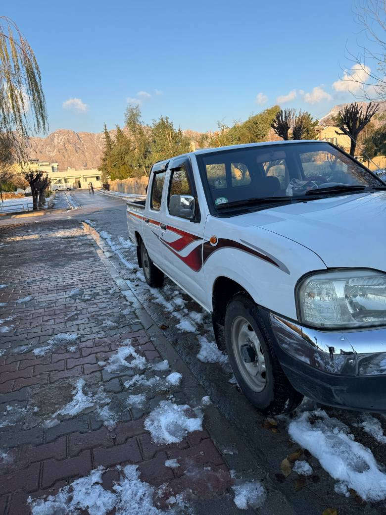 نیسان 2007
ناو سور
بێ بۆیاغ
جێجێ شوێنی تاحدیلی هەیە
مەکینەی نەکراوەتەوە
گێر و مەکینە بەشەرت
چوار تایەی نوێی لەسەرە
240هەزار رۆیشتوە 
سەنەوی تا 2030 نوێیە بە ناو خۆمە سەیارەکە هی ماڵە هی مەحزەر نیە
*********** رانية, السليمانية
