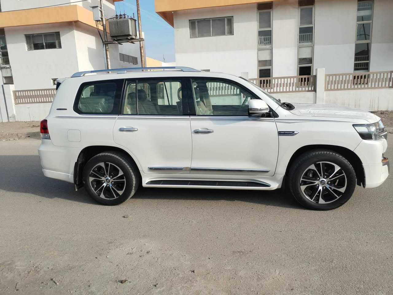 لاندكروز 2021 SAS محرك 8 سلندر فول مواصفات فتحة كشن سائق 3 دكم جنطة شفط شاحن وايرلس 5 بصمات ماشية 89 الف رقم بغداد تحويل  السعر 550 وبيه مجال بسيط للشراي   مكاني بغداد.ملاحضه:طابوكه واكعه عالبنيد صار بي صبغ كلش قليل رقم *********** بيع فقط
