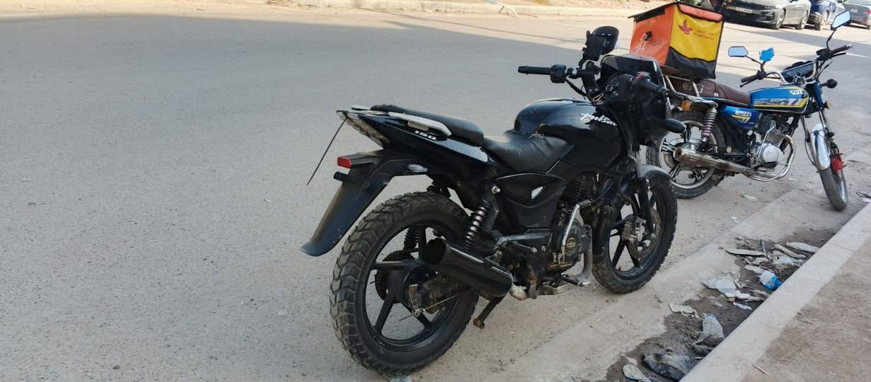 بولسر شركة باجاج موديل 22 مكينة لاطشة رقم وسنوية وتحويل ثاني يوم النظافه مثل ما موضح بالصور الكهربائيات كلها شغاله مكاني بغداد دورة للاستفسار  ***********
