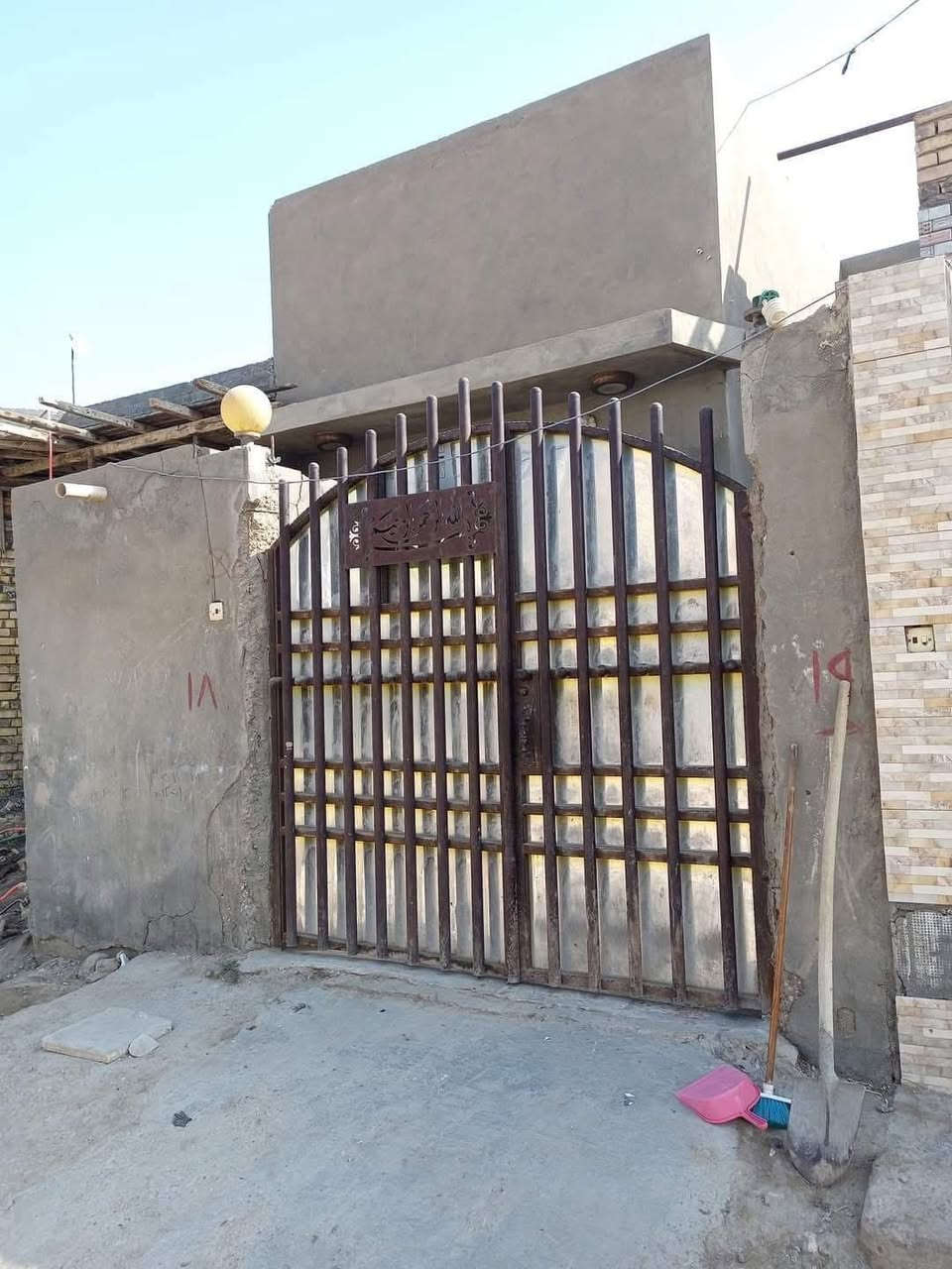 بيت للإيجار  ١٠٠ متر على شارع ١٥ 
الموقع حي الفرات شارع الرسول الاعظم خدمات كامله قريب على شارع الصب يحتوي على ستقبال و مطبخ و صاله وغرفه نوم (مال عائله صغيره ) سعر الإيجار بلخاص للتواصل عل الخاص او عل الرقم *********** متواجد خاص واتساب
