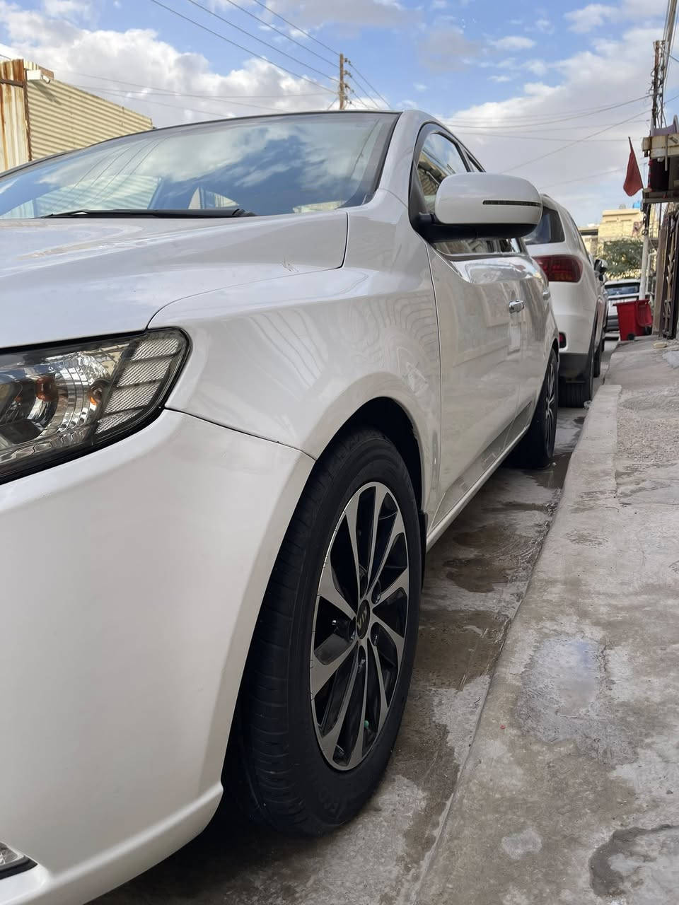 السلام عليكم للبيع سيراتو 2013 بدون صبغ بيها بارد بالداير مال جاملغ الخلفي فقط اسبير مازل كير مكينه تبريد صدر كفاله  فول مواصفات ماعده البصمه مكاني بغداد السعر 113 وبيها مجال للطيبين ***********
فتحه 
إشاره ب مري 
شفتات استيرن 
لد نهاري 
تحكم استيرن
