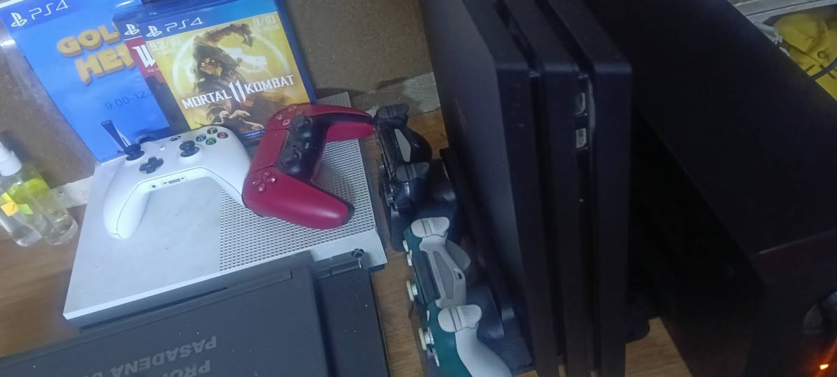 Ps4 Pro
-الجهاز مفتوح منضف ومبدل عدسة فقط(انطيك العدسه القديمه)
-نظام ١١.٥٠ مهكر قرص منزل بي العاب:-

-Red dead redemption 2
-Ghost of tsushima
-Gta V
-Outlast
-Outlast 2
-cyberpunk 2077
-COD Black ops 3
-Beyond-Two souls
-Farcry 5
-COD cold war

وبعد بي يمكن لعبتين هم قويات لان تاركه الجهاز ممستخدمه وناسيهن.

-ويا ٣ اقراص Mortal combat و wolfenstien  و قرص التهكير + فلاش نظام ١١.٥٠ backup للنظام.

-الجهاز قافل تحديثه من الDNS يعني كنك براحتك والعب.

-الجهاز ويا ٣ جوستكات وحده اصليه وحده تجاريه درجه اولى و وحده شبيهة الفايف كلهن شغالات مضبوط.

- هارد واحد تيرا + خارجي ٥٠٠ كيكا.

-كارتونه الجهاز موجودة.

-يوبي اس تايگر دبل بطاريه 1500 يشغلك الجهاز والشاشه ساعه.

-ستاند تبريد وشاحن للحوستكات.

-الجهاز كلش نظيف ومعتني بي مال جناي واستخدام قليل....مراوس بفايف ونتفق ع الفرق.

-*********** واتساب.
