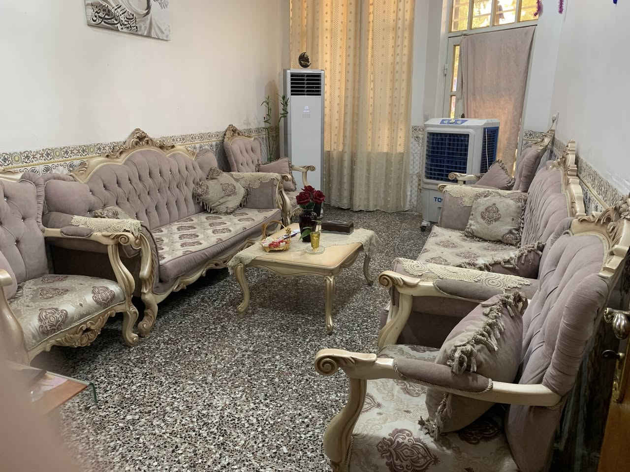 تخم مستعمل ملكي كلاسيكي فاخر ونظيف جداً للبيع 🛋️✨
التخم يقعد صالة أو ديوان وبكل بساطة ينطي فخامة للمكان والتشوفه بالصورة هو نفسه على الواقع + الوسائد .

السعر: 650ألف دينار .

الموقع: بغداد الزعفرانية.

للتواصل:***********.
