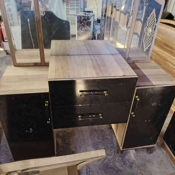 غرفه تركيه كلش نضيفه اي ضرر ما بيهة كنتور سته باب + جربايه نفرين + ٢كومدي +ميز مرايه اسهر 350 وبيهة مجال للتواصل خاص او الاتصال ***********
