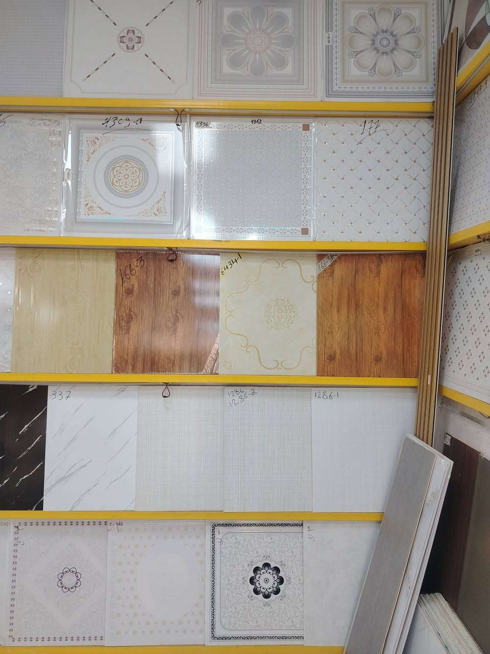 اتصل واتساب *********** يوجد خدمة توصيل سقف ثانوي تغليف جداري بديل الخشب واصباغ وجبس بورد وبديل رخام ولاصق جدران عمل وبيع كافه أنواع الديكور في البصره
