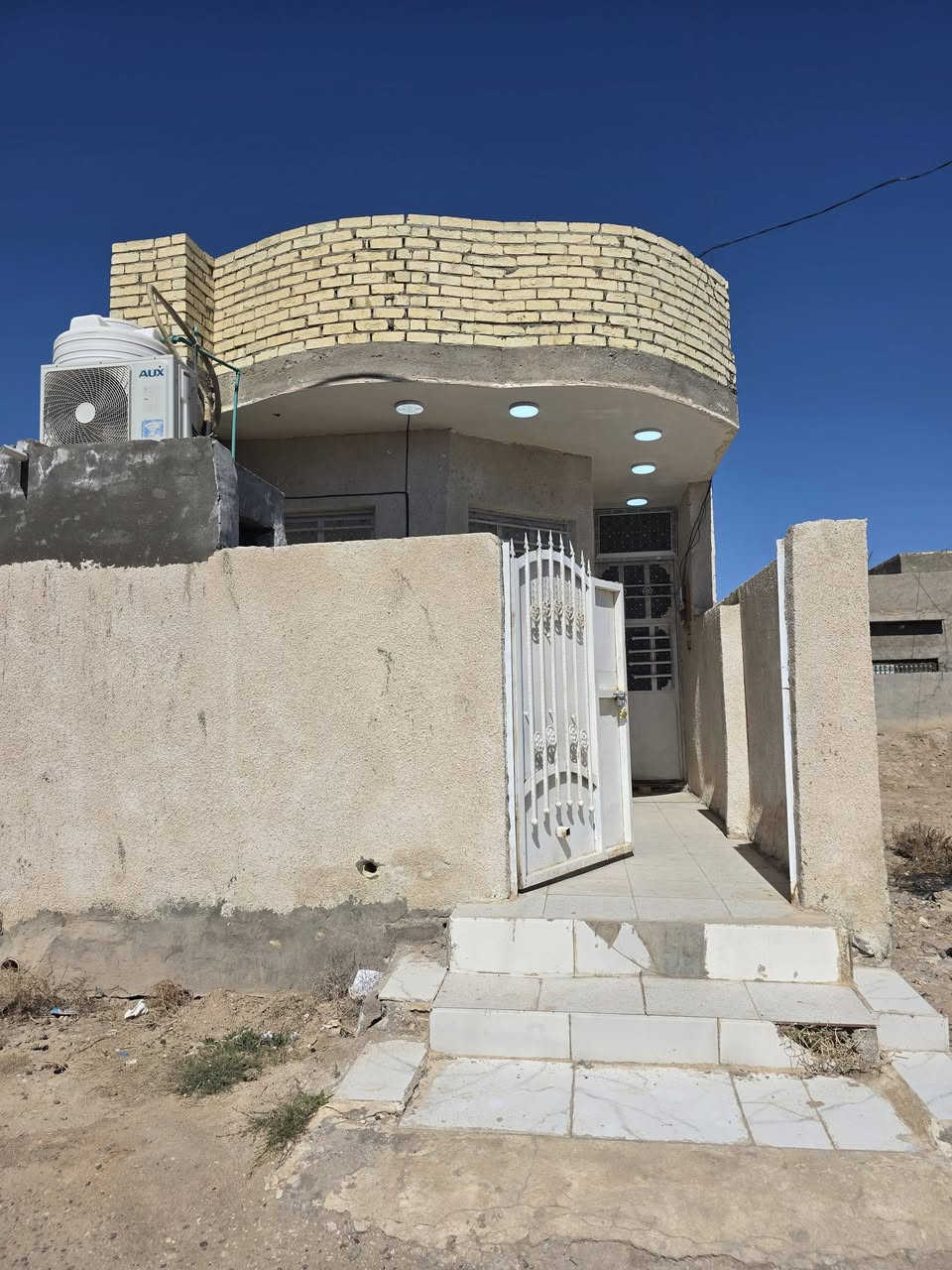 مشتمل للبيع طابق واحد
💢¤طابو   ملك صرف ¤💢 
بناء حديث وشغل درجة أولى 
السعر المطلوب 77 مليون 
صاله ومطبخ واستقبال وغرفه1 ومجمع صحيات داخلي وخارجي 

الموقع  المحاويل  حصن جعفر 
المساحة 》👈》100 متر 

واجه 》👈》5 متر 
نزال 》👈》20 متر 

عرض الشارع 》👈》15 متر تبليط 

للاستفسار اكثر الاتصال على الارقام التاليه 📞📞

***********  - ***********
او زياره مكتب  المحامي العقاري علي راجي العلواني
