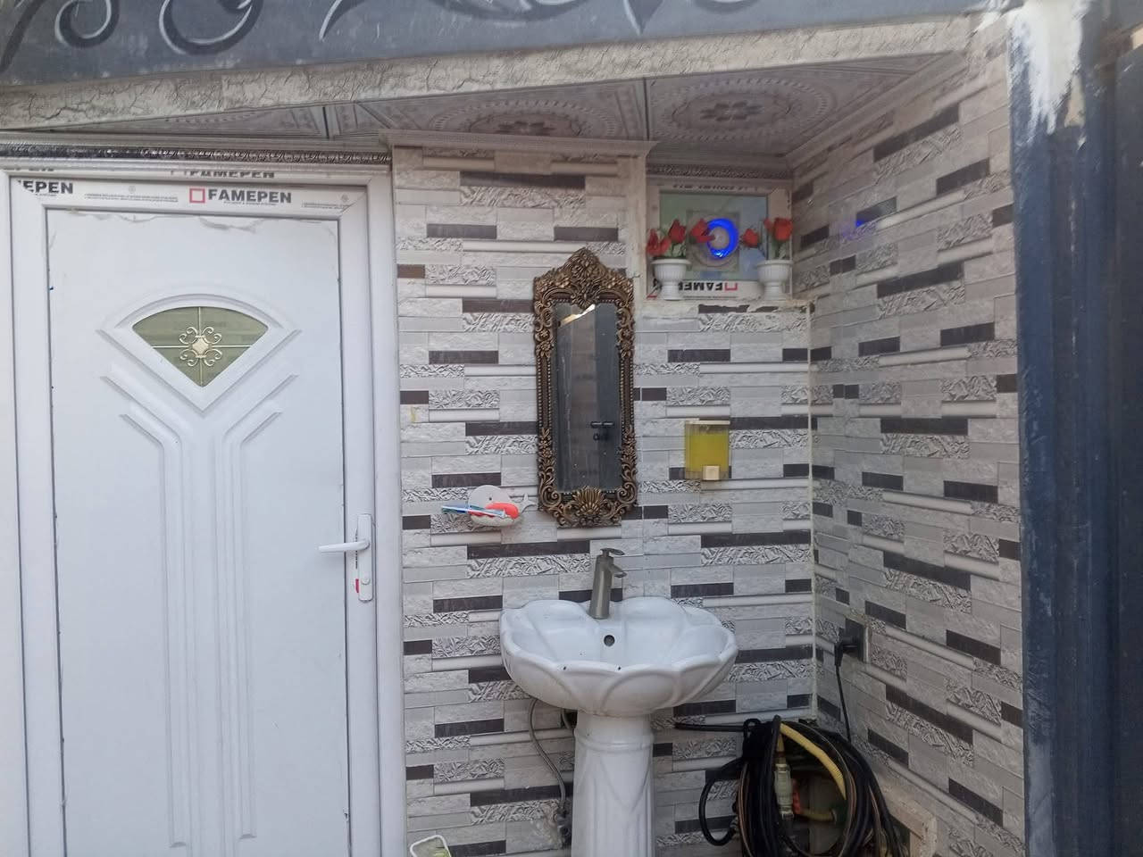 السلام عليكم بيت للبيع اب تسعين بين حي اركان واربجيه منطقة الطباء عل شارع 20 قريب عل  جامع ومدرسه ارض سكني زراعي بي كرت وسند مصور وبي صورت قيد وبي بعد اوراق مال بيت كامل مسجل بل بلديه كامل كهرباء وماء وشارع كامل مساحة البيت 100 متر واجهة 5 طول 20 البيت فول جاهز ماشاء الله الي حاب يتواصل خاص او أتصل عل رقم بي وات ساب ***********
