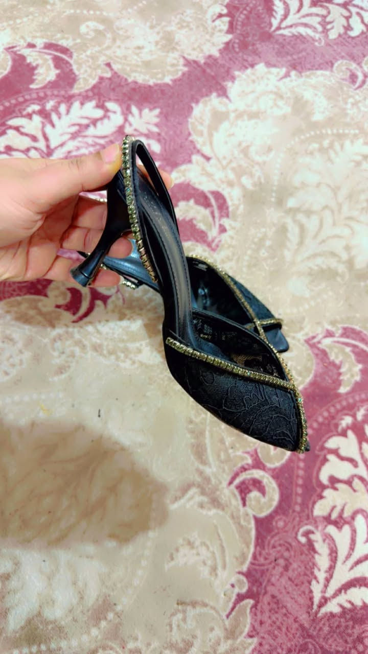 احذيه بوتات جدد للبيع مامستخدمات قياس ٣٩ اسوي خصم إذا تأخذ ٢للاستفسار على الرقم ***********
