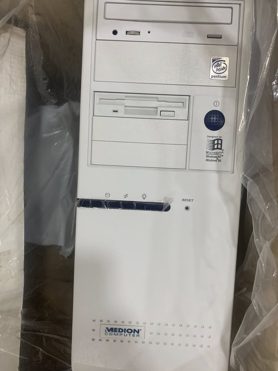 قطعة نادرة جداً في العراق والشرق الأوسط
يوجد جهاز واحد فقط من هذا النوع في كل العراق والشرق الأوسط.  
ومن النادر جداً العثور على هذا الجهاز اليوم، حيث يُعتقد أن أقل من 50 جهازاً فقط ما زال موجوداً في العالم.  

كمبيوتر MEDION Pentium MMX الكلاسيكي من التسعينات، بحالة ممتازة مع الصندوق الأصلي والتغليف.  

الجهاز كامل مع جميع القطع الأصلية:  
الشاشة، الكيس (البرج)، لوحة المفاتيح، الفأرة، مع التغليف والصندوق الأصلي.  

المواصفات:  
• معالج Pentium MMX بسرعة 166MHz  
• ذاكرة RAM سعة 32MB  
• قرص صلب 2.1GB  
• قارئ CD-ROM  
• محرك أقراص مرنة (Floppy)  
• شاشة 15 بوصة SVGA  
• نظام Windows 95  

قطعة مميزة لهواة جمع الأجهزة الكلاسيكية (Retro Computers) وفرصة نادرة لامتلاك جهاز كامل من حقبة التسعي


**إذا كنت صاحب هذا الإعلان وتريد حذفه لأي سبب، رجاءا أرسل رسالة إلى الدعم الفني**