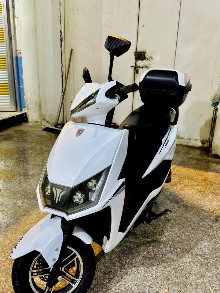 دراجة شحن سكنس
للبيع 

اللون أبيض نضيفة جداً 

3 نمرات السرعة 99 

6 بطاريات 32 امبير ونلي 2026

ماشية 2500

صندوق كبير داخلي وخارجي

ملف 1500 حقيقي 

لايت عالي ناصي 

هورن 

كهربائيات كلهن شغاله 

بيهه r ترجع للخلف 

حساسات تشغيل عن بعد

السعر 850 الف وبيهه مجال 

عنوان : البصرة الامن الداخلي 

الرقم: ***********
