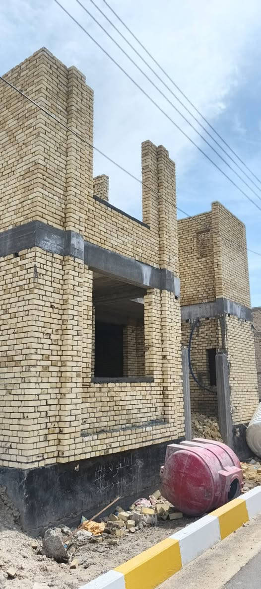 خلفه بناء متفرغ
***********
