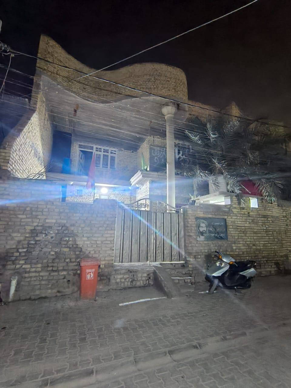 السلام عليكم الدار للبيع  حي الجهاد مساحه 200 طابقين قرب جامع السجاد الطابق الأول غرفتين نوم صالى ومطبخ واستقبال وصحيات داخلية وخارجيه والطابق الثاني غرفتين وصالى واستقبال وصحيات والصطح كله شتايكر والشراي اتصل الخاص مغلق الرقم ***********
