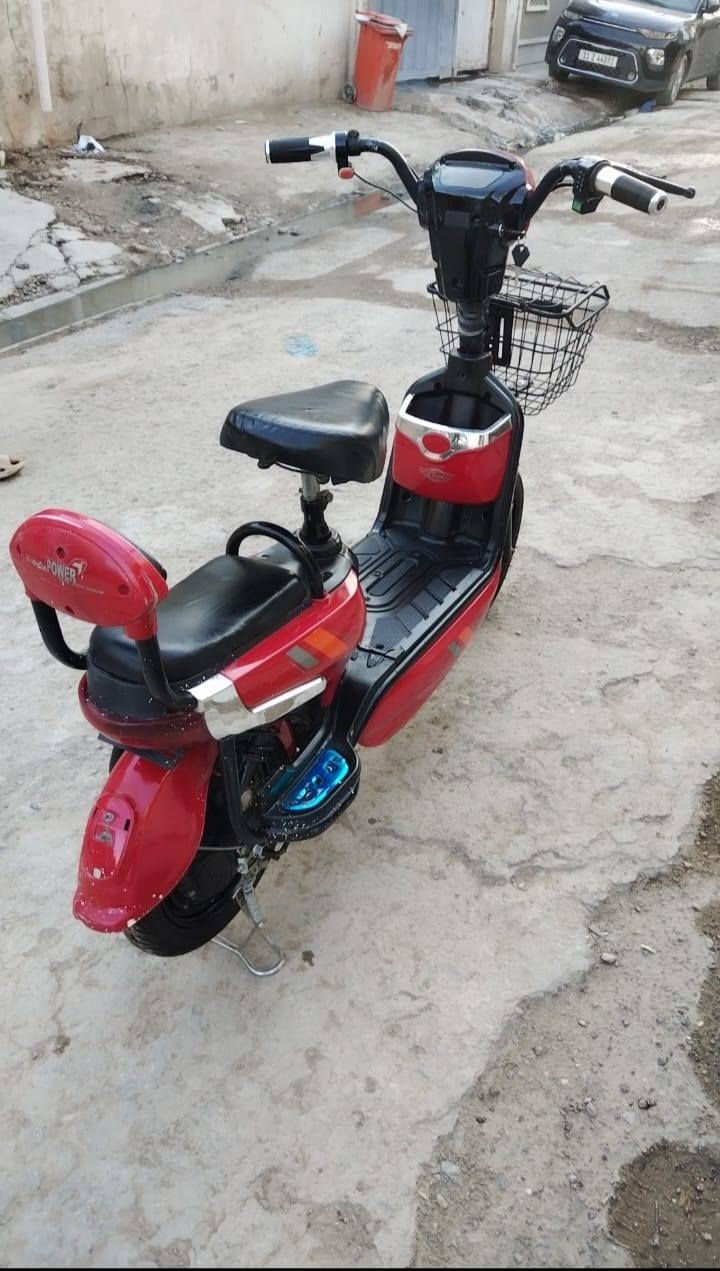 السلام عليكم دراجه شحن نضيفه وكامله كلشي شغال حجم 14 وياه شاحنه وبصمه وسويج
السعر 225 الف 
العنوان بغداد الامين الثانيه 
***********
