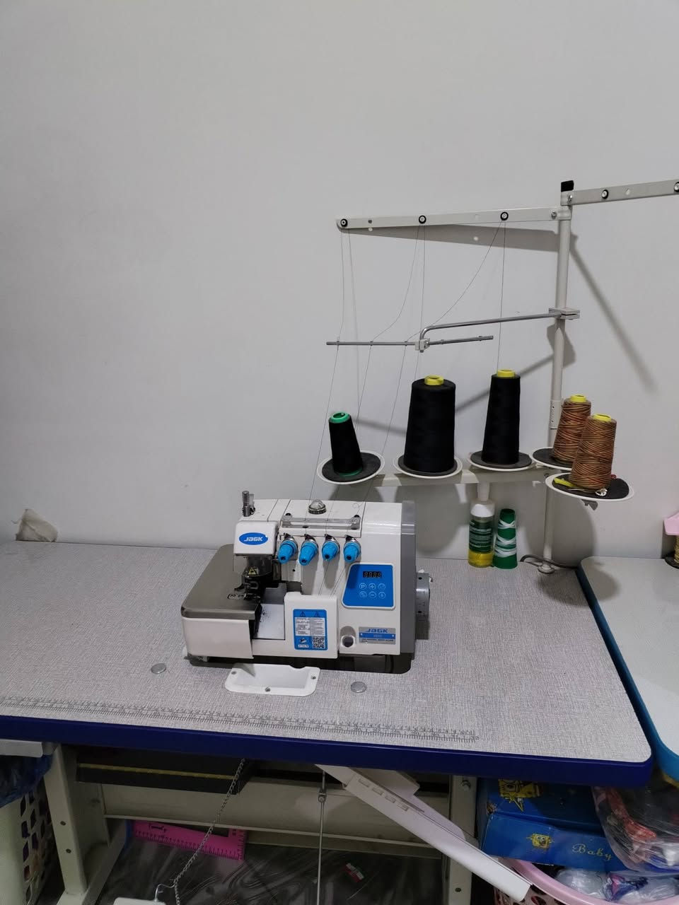 مكينه خياطه اوفر جديده استخدام اقل من شهر سعرها ب ٣٢٥ الرقم للتواصل ***********

