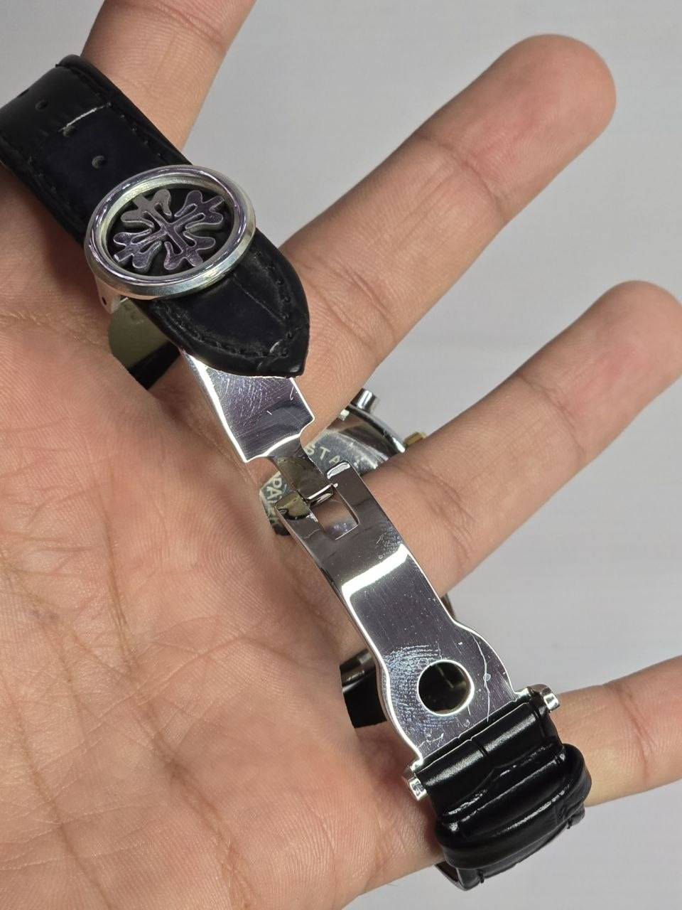 ساعة باتك فلب PATEK PHILIPPE
تحفة فنية 
لرجال الاعمال والمحبي الرسمي
مكينة كوارتز ( نظام ستوبوج) جميع السناتر شغاله 
هيكل يتانلس ستيل والطوق روز كولد
ميناء فخمة مميزة حبري وارقام لامينوس مزودة بمنفذ تاريخ واسبوعي (عربي+انكليزي)
زجاج زفير مزرق ضد الخدش
مقاومة الماء والغبار 
 قفل فراشة 
ساعة مختمة بالكامل

السعر :- 40 ع اول تم 
للحجز والاستفسار يرجى مراسلة الصفحه


**إذا كنت صاحب هذا الإعلان وتريد حذفه لأي سبب، رجاءا أرسل رسالة إلى الدعم الفني**