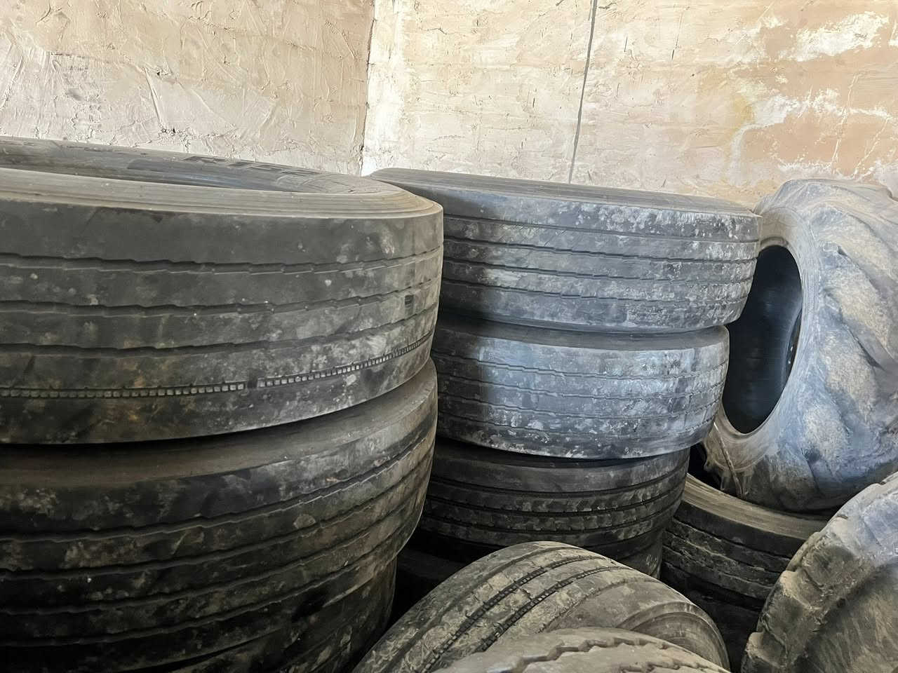 سلام عليكم 
يوجدتايرات ثقيله 315/80/22.5
العنوان الفلكه الفرسان 
باداره شويش العبيدي 
رقم***********
