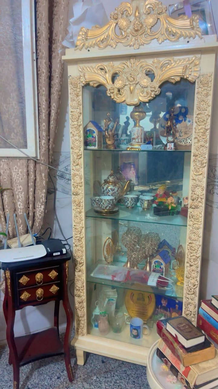 (غراض بيت للبيع) ديوان مع طبلات سعره50الف مبرده عدد2سعر الواحده 50الف جربايه ام نفر سعر 50اف بوفيه زجاجيه 50الف ميز طعام مع كراسي سعر 75الف  عنوان سبع بكار رقم ***********
