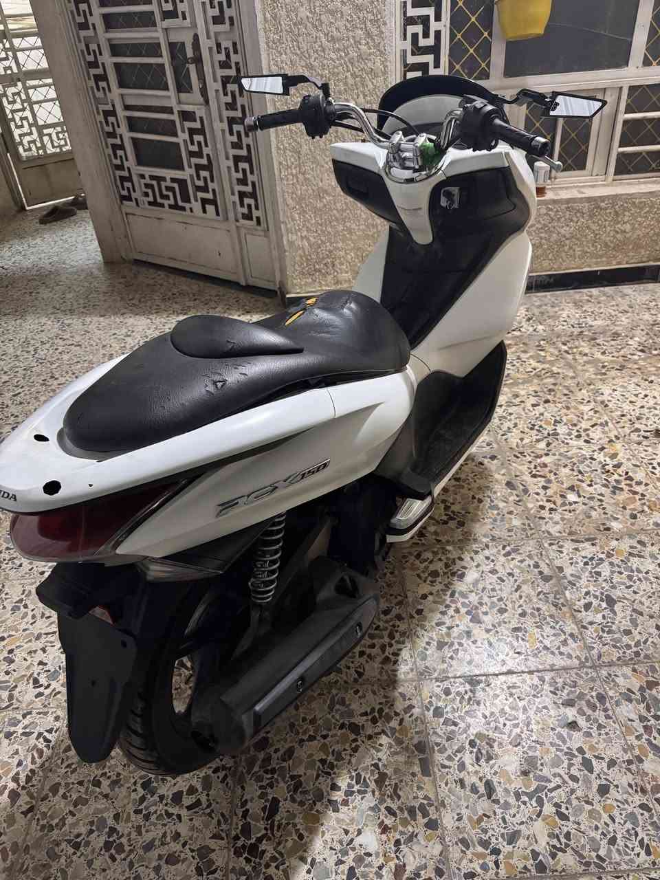 سلام عليكم PCX جيل اول ياباني ☑️
كفاله عامه كفر ومكينه بلادي  
ماشيه 20 الف ☑️ 
مكينه 150 ☑️ 
جهاز انذار سرقه ☑️ 
حساس ستان ☑️ 
حساس ازدحام ☑️ 
وابيعلك من باب البيت الدراجه احله من الصور  السعر 11وبيه مجال مكاني الامين الثانيه رقمي***********
