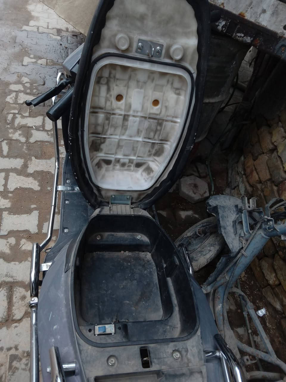 السلام عليكم دراجة شحن للبيع سبورت السعر ٩٠٠ الف وبيه مجال للطيبين
***********
