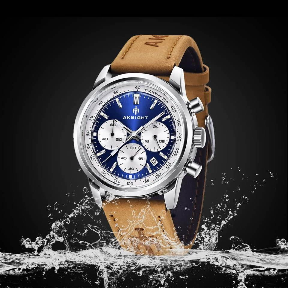 الساعة في الصورة هي ساعة يد كرونوغراف أنالوج للرجال من طراز Benyar AKNIGHT. تتميز بتصميم كلاسيكي وعملي، وإليك مواصفاتها الرئيسية: 
العلامة التجارية: Benyar (بنيار). 
الحركة: كوارتز (Quartz) يابانية عالية الجودة. 
نوع العرض: أنالوج (تناظري) مع وظيفة الكرونوغراف (ساعة توقيت). 
مادة الهيكل: خليط معدني أو ستانلس ستيل. 
لون المينا: أزرق. 
مادة السوار: جلد طبيعي مسامي، باللون البني. 
مقاومة الماء: مقاومة للماء للاستخدام اليومي ورذاذ الماء (تصل إلى 30 متر أو 3ATM). 
الميزات:
تحتوي على ثلاثة أقراص فرعية لعرض الثواني والدقائق والساعات (كرونوغراف). 
نافذة لعرض التاريخ (قد تختلف حسب الموديل الدقيق). 
زجاج المينا من الكريستال المعدني المقاوم للخدش. 
عمر بطارية طويل يصل إلى 2-3 سنوات.


**إذا كنت صاحب هذا الإعلان وتريد حذفه لأي سبب، رجاءا أرسل رسالة إلى الدعم الفني**