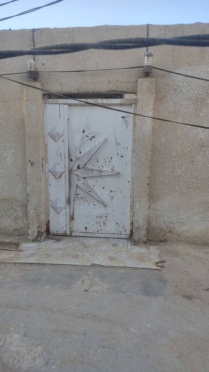 بيت ايجار يحتوي على ساحه واستقبال وصحيات خارجيه ومطبخ وصاله وغرفتين حصرآ لعائله صغيره
يصير يم التوبيين وره بيت سيد فليح بالشارع الترابي 
الاستفسار  ***********
