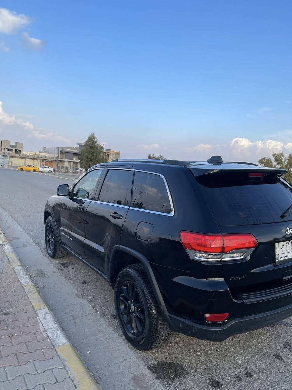 ئه د ميني دل
جيب لادريدؤ براوه براوه دوبه ي  مؤديل2015
گيرو مه كينه و ته قه و ره قه ي به شه رت كاره بايي به شه رت  ده عامو ليدراوي نييه 
سه ياره كه ده بل ئه كسل
گير سووكان ته بريد ساردو گه رم 
4چار تايه و ويلي لؤكي له ژيره تازه داخل
گؤرينه وه ناكه م ته نها فرؤشتن
ژم'***********
***********
نرخ'83مه جال 
شوين چمچه مال
