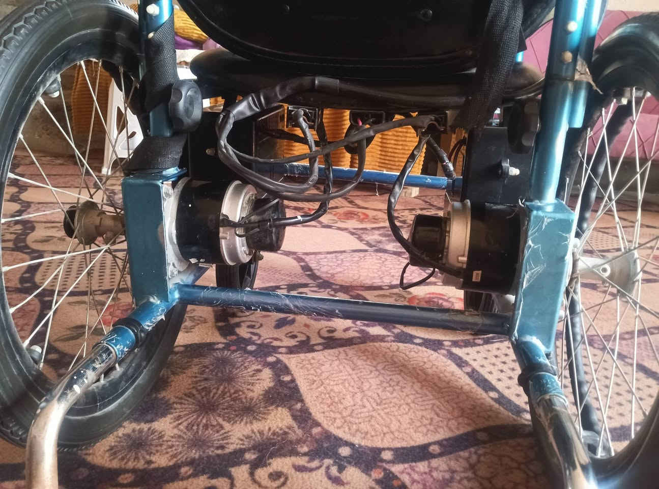 كرسي كهربائي لذوي الاحتياجات الخاصة بطاريات وشاحنه جديد سعر 400 ألف. أخو الجديد. دينار. للتواصل ***********
