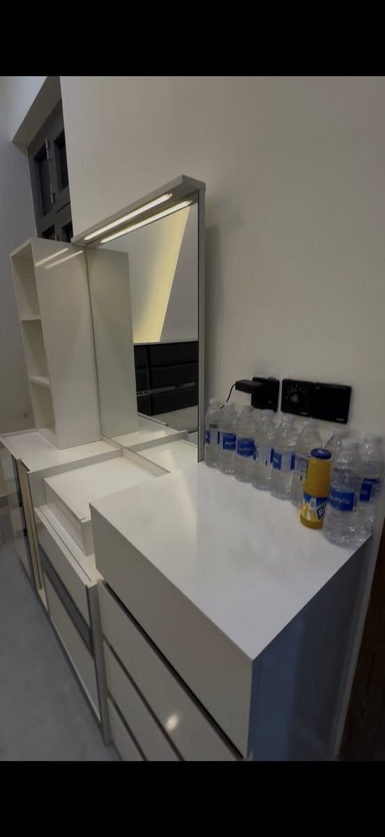 غرفة نوم منشأ تركي اصلي للبيع بعدها جديده 
نسبة نضافتها  95 
كامله اي نقص مابيه استعمال 6 اشهر فقط 
الي يريده يراسلني خاص او يتصل 
***********
يوجد توصيل وشد اذا حابين
