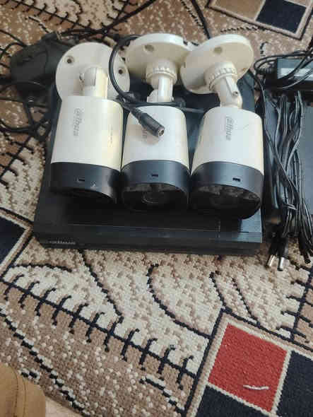 سلام عليكم شباب كامرات نوعيه دهوه لاصلي العدد ٣ كاميرات شرط الفحص والصوره اج دي فول عوزهن بس وايرات والمكان حي الحسين القديم السعر ١٠٠ الاتصال ***********
