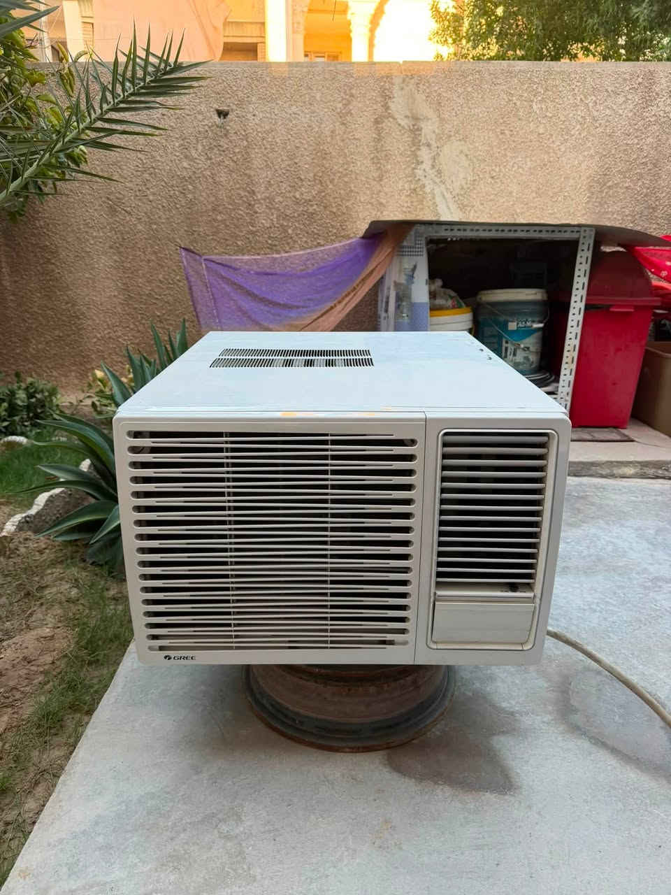 سلام عليكم مكيف Gree  طنين للبيع نضيف جداً السعر 350 وبي مجال    رقم الهاتف : ***********
