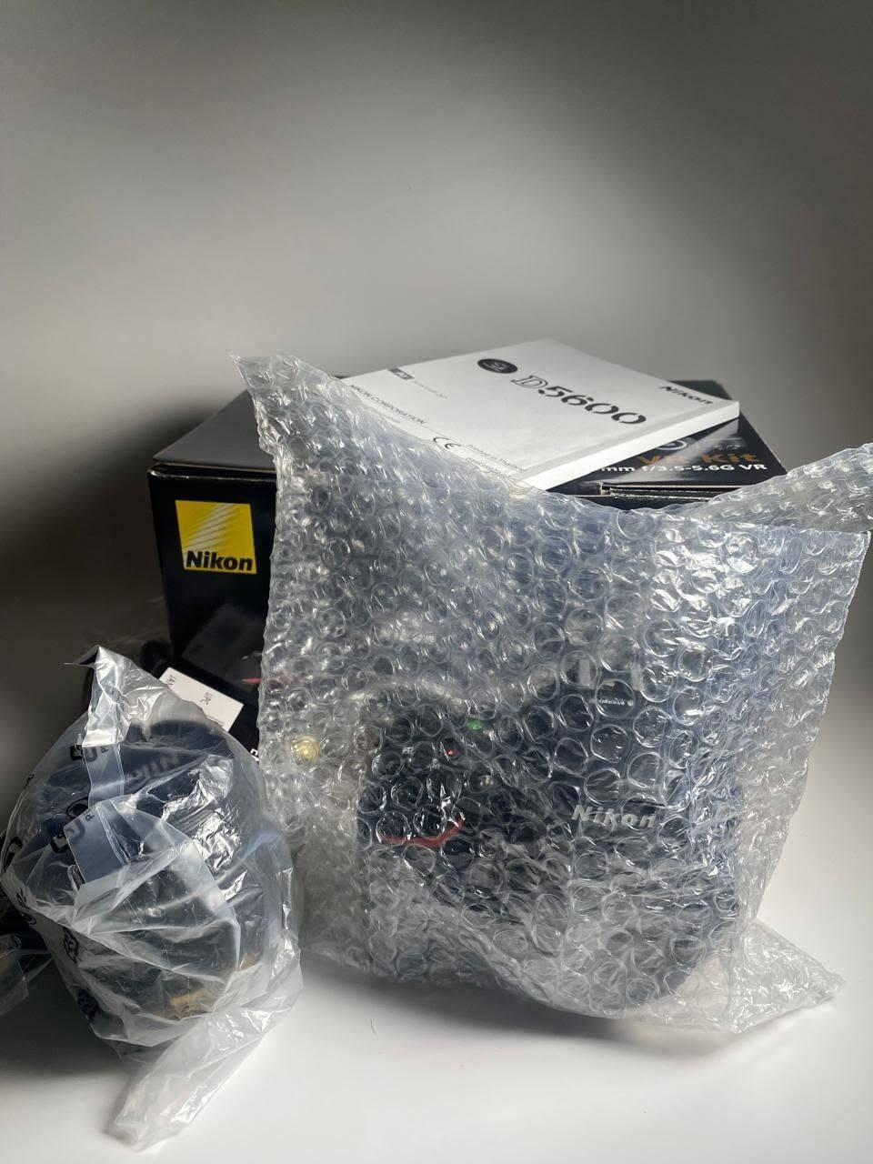 كامره كانون D5600
السلام عليكم
كاميرا نيكون D5600 نظافة 99% 
 معها عدستها الاصلية mm18-55 .
 واي فاي Wi-Fi + بلوتوث Bluetooth. 
 منفذ HDMI + منفذ الميكروفون الخارجي MIC + منفذ التحكم عن بعد + منفذ USB (أو منفذ البيانات) يستخدم لنقل الصور او ربطها بأجهزة اخرى كالحاسبة او الطابعة + منفذ فلاش خارجي . 
 معها كارتونتها الاصلية + جميع ملحقاتها . 
 جنطة كتف 
. 
شتر 7500، إستخدام شخصي 

السعر 550الف 
المكان : محافظة  / البصره
***********
