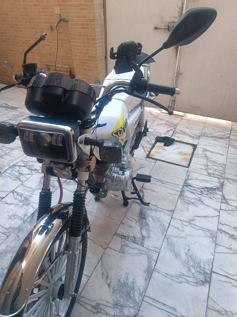 السلام عليكم
سافان سولنك (سكنر) محرك 200 موديل 2025 تشغيل عن بعد عداد الكتروني اوكس بلوتوث  ماشيه 8000 الدراجة جديدة ونظيفة كلش اي نقص مابيه بيه بس اللايت الناصي محترك القلوب واني شادلهه لايت خارجي غير هاي مابيه اي شي  السعر 800 الف بيه مجال بسيط حك الجية مكاني بغداد الحرية للتواصل ***********
