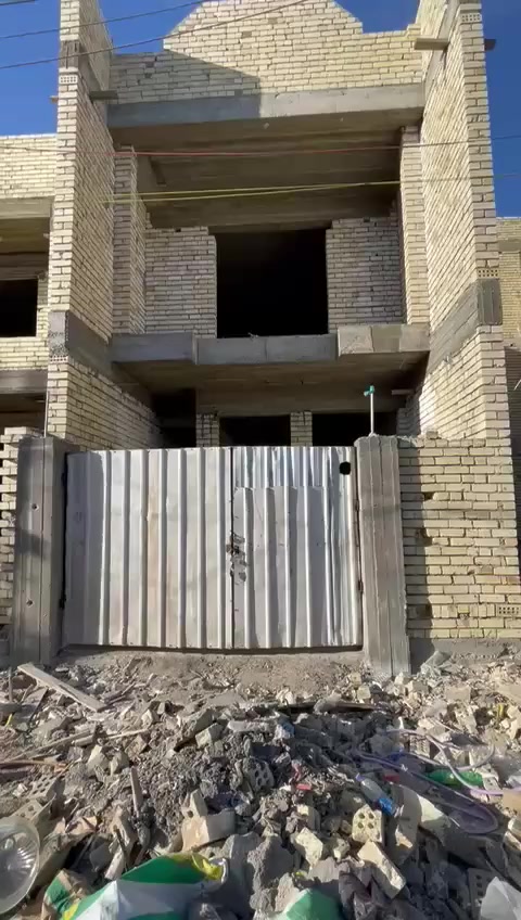 بيت مساحه 127 متر واجه 5 امتار نزال 25 او نص متر مع كراج  طابقين مدخلين الطابق الاول صاله مع مطبخ مع منورين مع حمام الطابق الثاني 2 غرف نوم مع صاله مع خدمات مع حمام الطابق الثالث غرفه مع سطحين بناء درجه أولى هيكل المنطقة حي الشماسية الأعظمية محله 318 زقاق 29 ملك صرف قريب على دار المسنين رقم الهاتف ( *********** )
