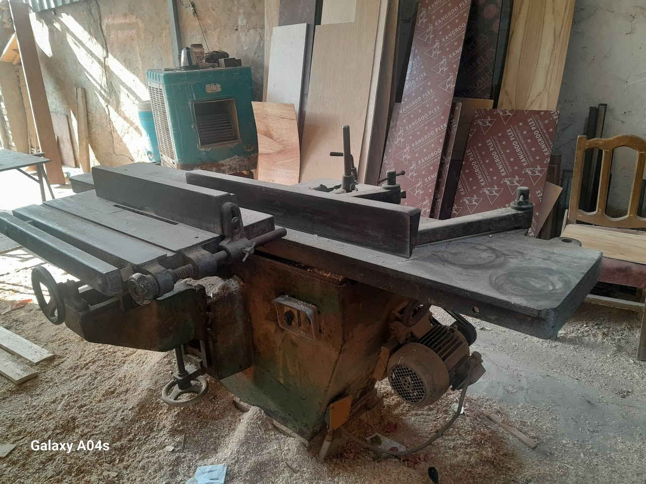 يالله 
مكاين للبيع منشار حجم ٦٠٠ سوري 
ودبل سوري حجم كبير 
ومكينه ثلاث عمليات رنده ومنقار وصينيه 
مكانهن النجف الاشرف حي الجزيره 
***********
