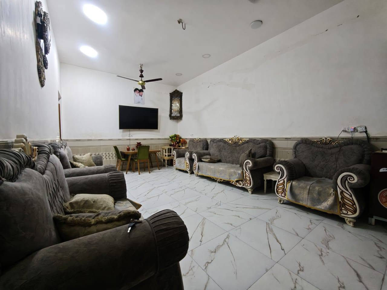 ياالله
سلام عليكم
البيت البيع طابو صرف
مساحه ((200)) متر بناء حديث ومسلح
موقع البيت بين حي عسكري وبين حي فنانين خلف شارع ٢٠
يحتوي على استقبال وصاله مطبخ وغرفتين نوم  مناور صحيات داخليه 
صحيات خارجيه 
ملاحظه البيت مطلوب إسكان 
((27)) مليون 
استفسار اتصل ((***********)) 
((***********)) اخوكم أبو عراق...
